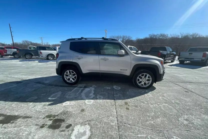 2017 Jeep Renegade Latitude Sport photo 1