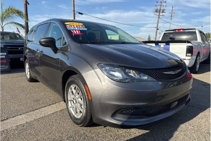 2022 Chrysler Voyager LX photo 1