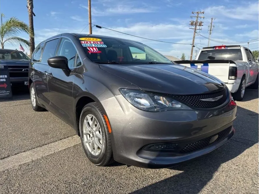 2022 Chrysler Voyager LX photo 1