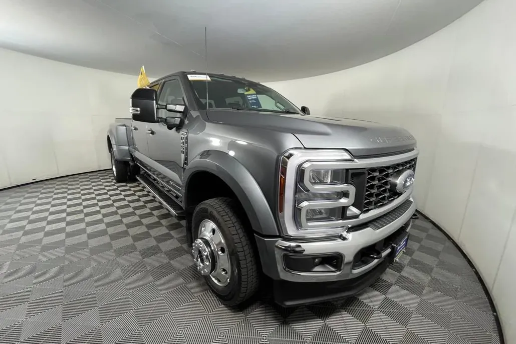 2025 Ford F-450 Lariat photo 1