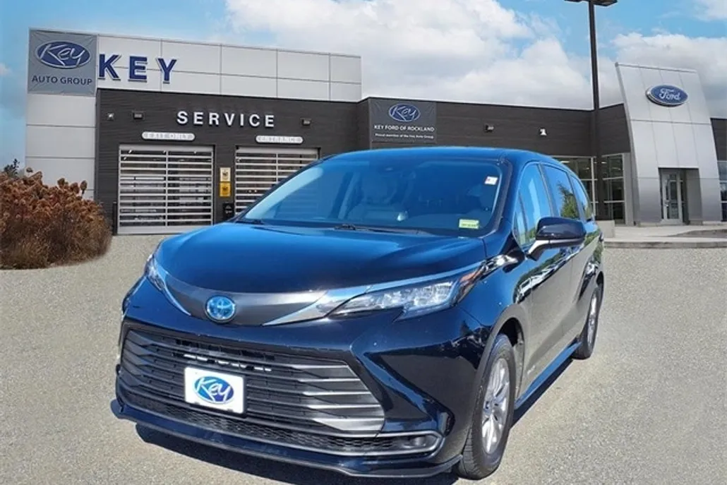 2021 Toyota Sienna LE photo 1
