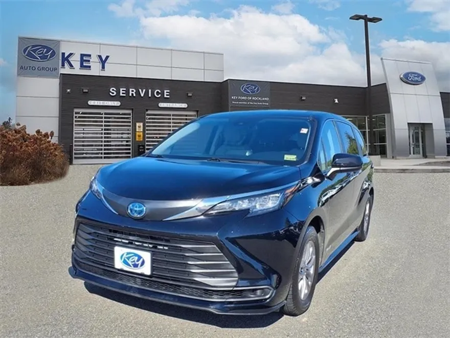 2021 Toyota Sienna LE photo 1