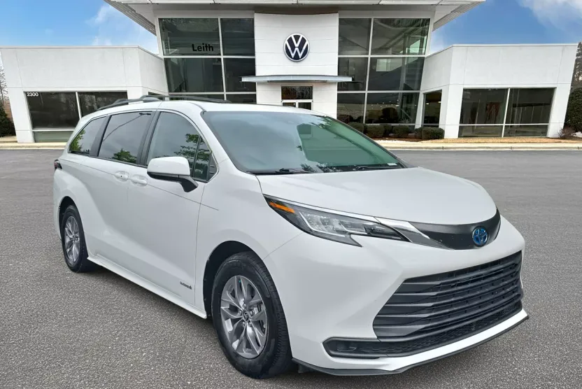 2021 Toyota Sienna LE photo 1