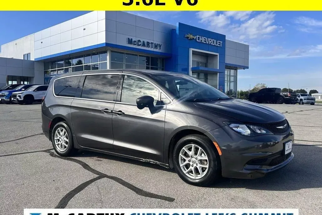 2022 Chrysler Voyager LX photo 1