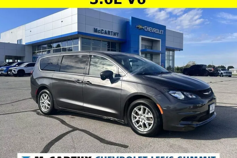 2022 Chrysler Voyager LX photo 1