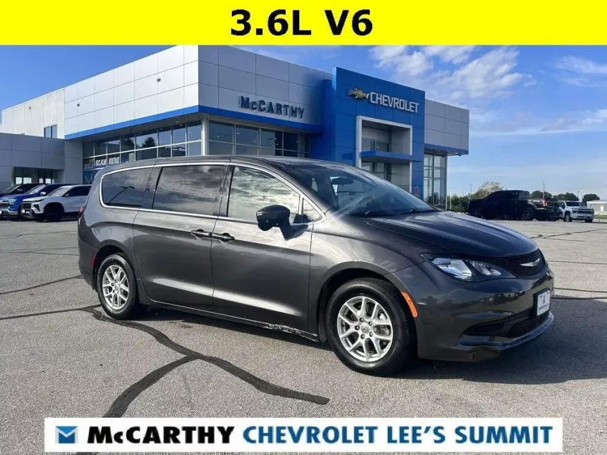 2022 Chrysler Voyager LX photo 1