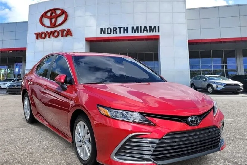 2023 Toyota Camry LE photo 1