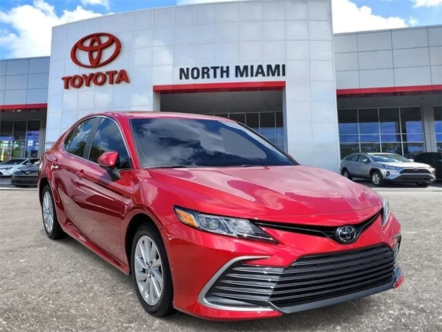 2023 Toyota Camry LE photo 1