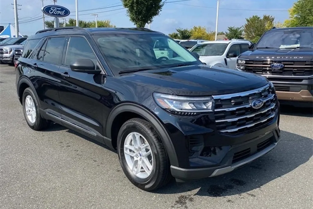 2025 Ford Explorer photo 1