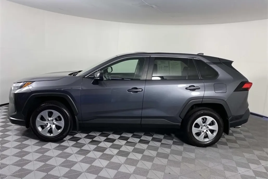 2023 Toyota RAV4 LE photo 1