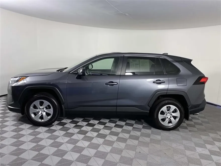 2023 Toyota RAV4 LE photo 1