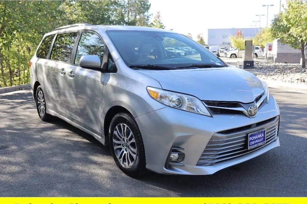 2019 Toyota Sienna XLE photo 1
