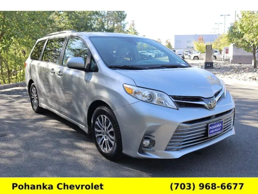 2019 Toyota Sienna XLE photo 1