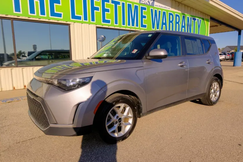 2023 Kia Soul LX photo 1