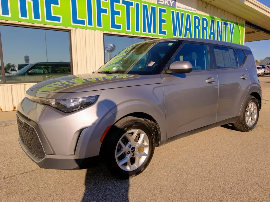 2023 Kia Soul LX photo 1