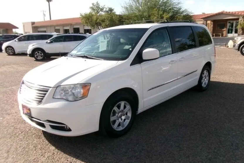 2013 Chrysler Town & Country Touring photo 1