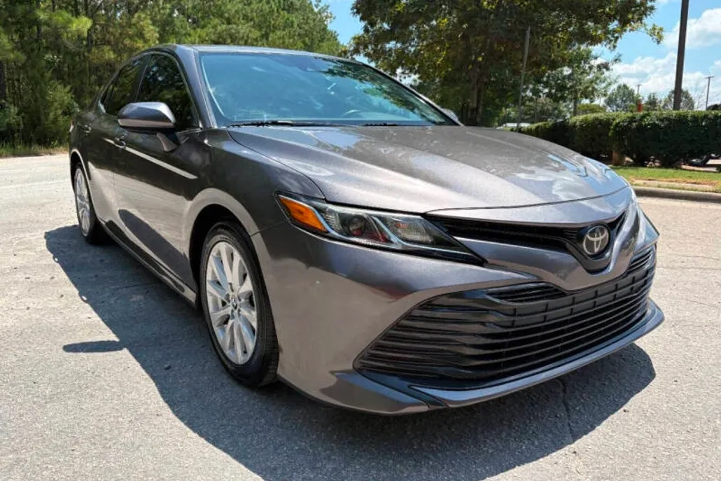 2019 Toyota Camry SE XLE photo 1