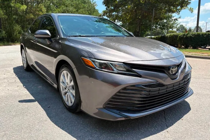 2019 Toyota Camry SE XLE photo 1