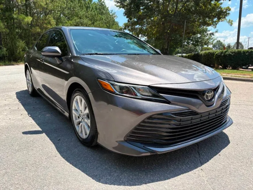 2019 Toyota Camry SE XLE photo 1