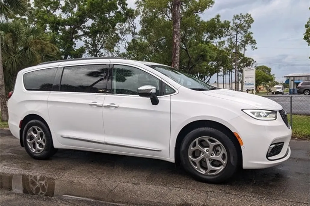 2023 Chrysler Pacifica Limited photo 1