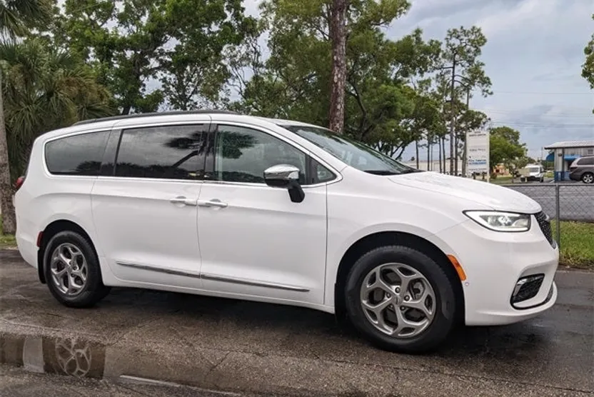 2023 Chrysler Pacifica Limited photo 1