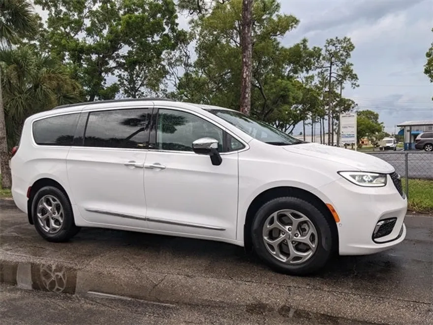 2023 Chrysler Pacifica Limited photo 1