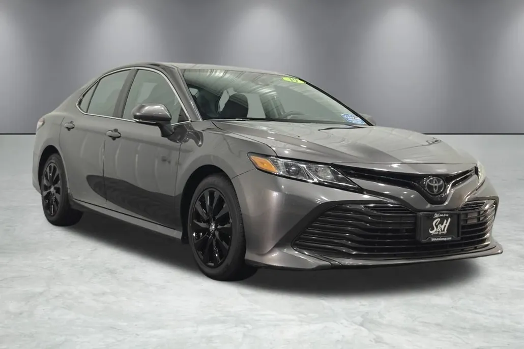 2019 Toyota Camry LE photo 1