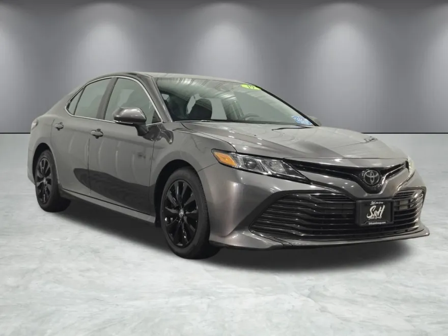 2019 Toyota Camry LE photo 1