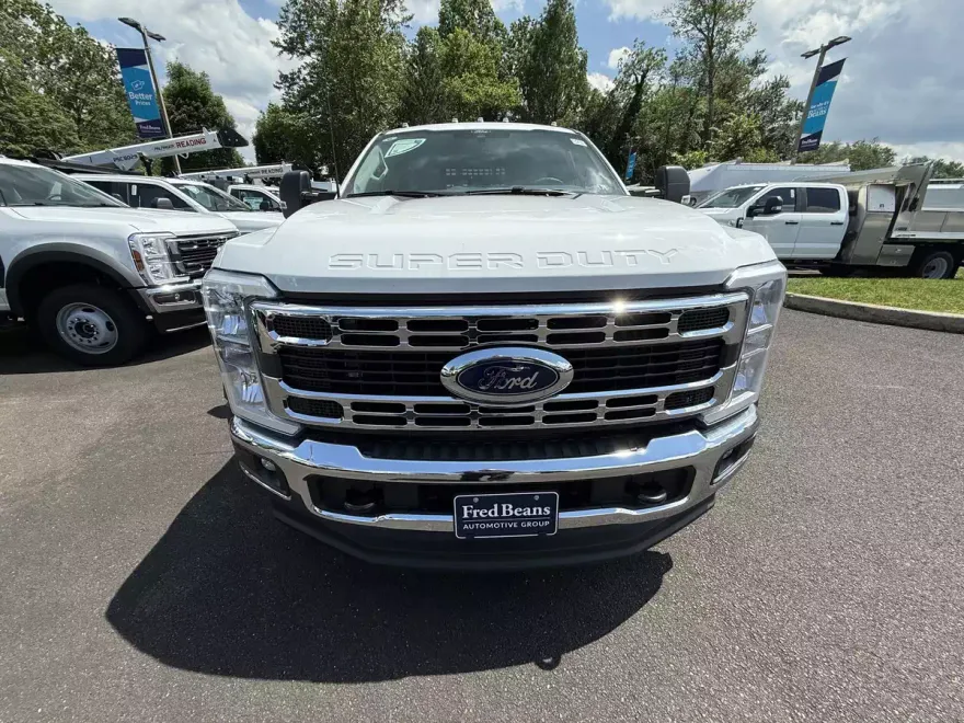 2025 Ford F-550 photo 1