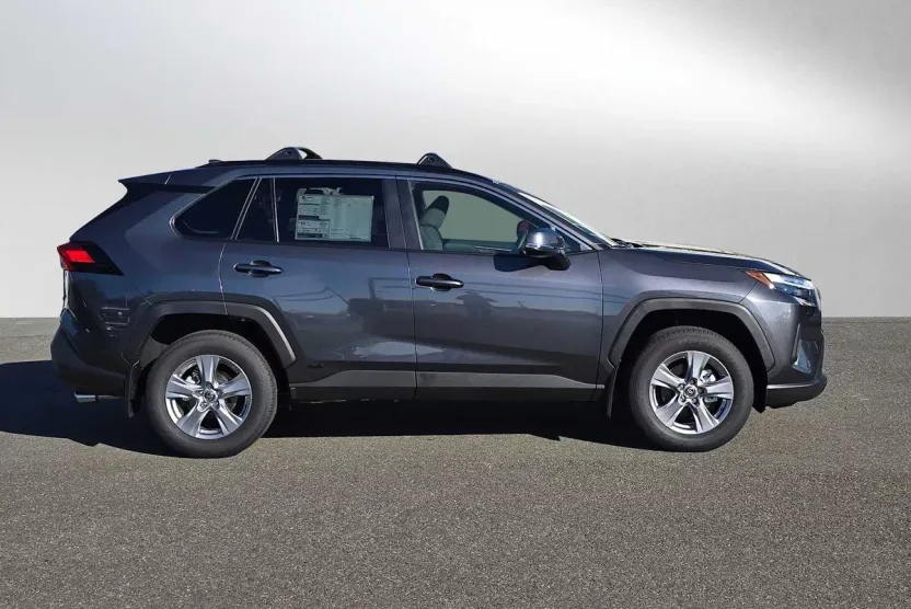 2025 Toyota RAV4 Hybrid XLE photo 1