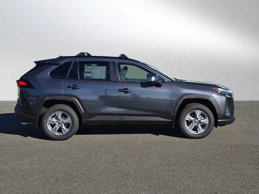 2025 Toyota RAV4 Hybrid XLE photo 1