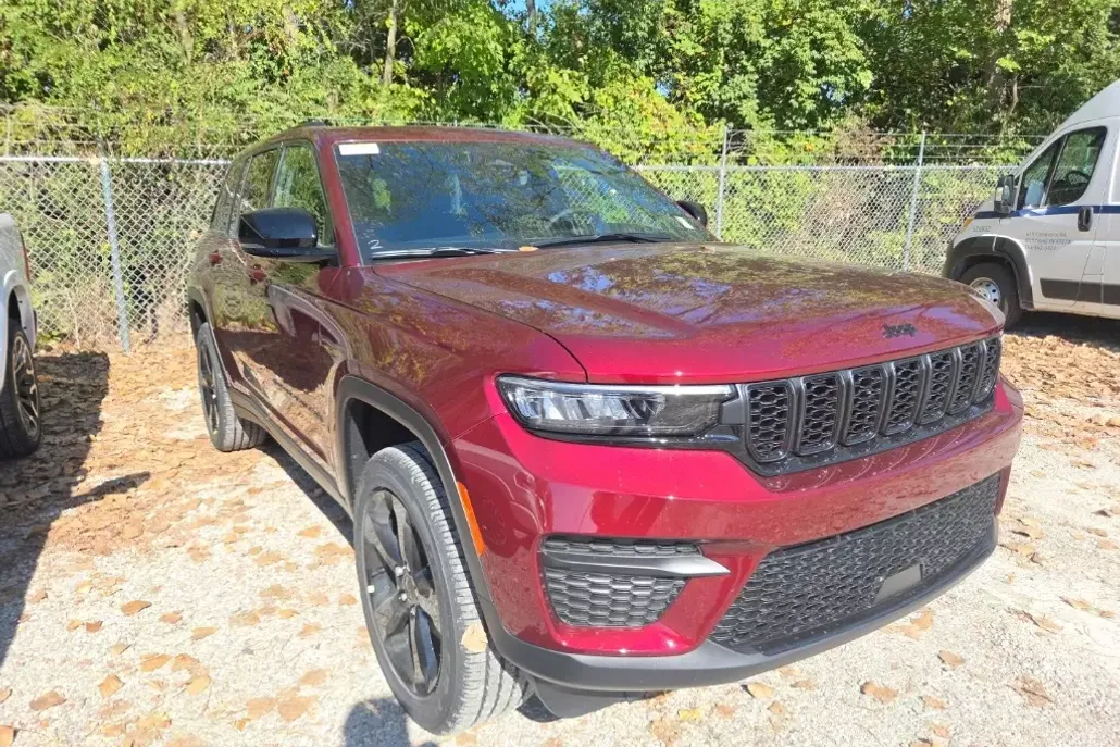 2025 Jeep Grand Cherokee Laredo Altitude photo 1