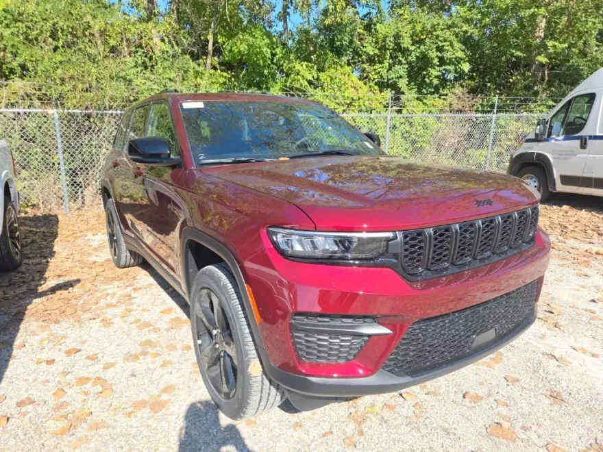 2025 Jeep Grand Cherokee Laredo Altitude photo 1