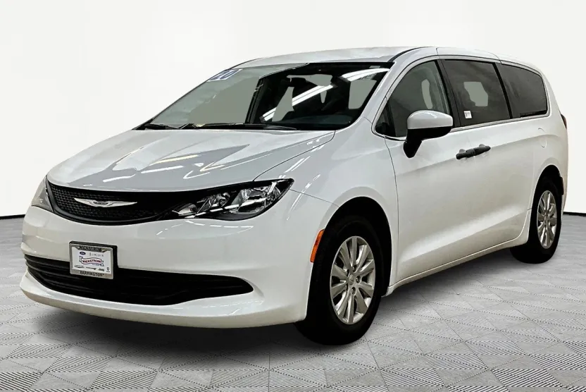 2020 Chrysler Voyager L photo 1