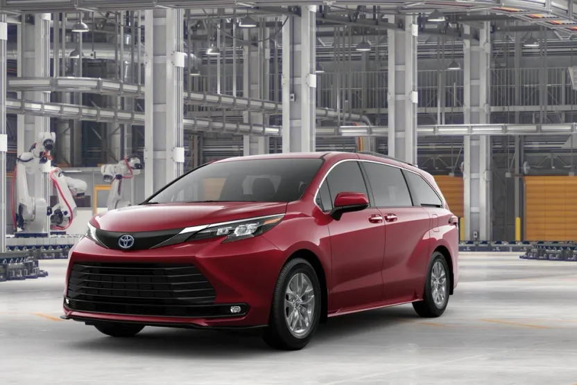 2025 Toyota Sienna XLE photo 1