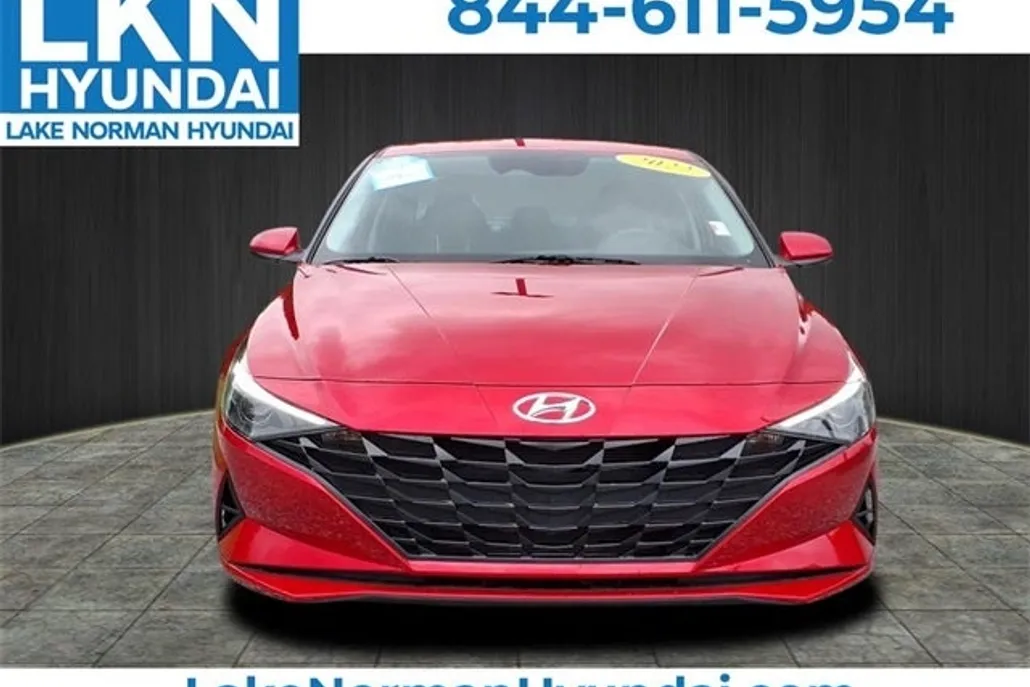 2023 Hyundai Elantra SEL photo 1
