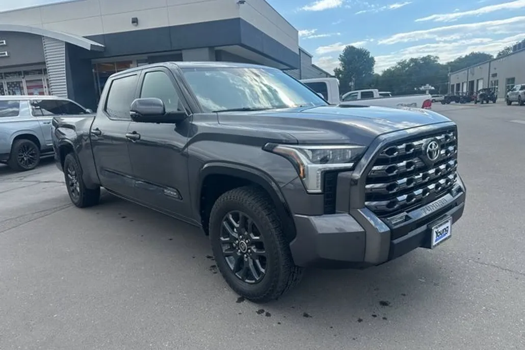 2022 Toyota Tundra Platinum CrewMax photo 1