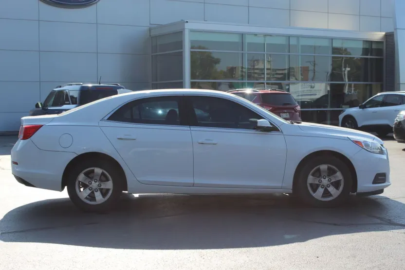 2015 Chevrolet Malibu 1LT photo 1