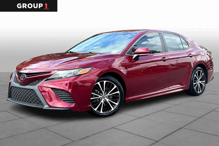 2018 Toyota Camry SE photo 1