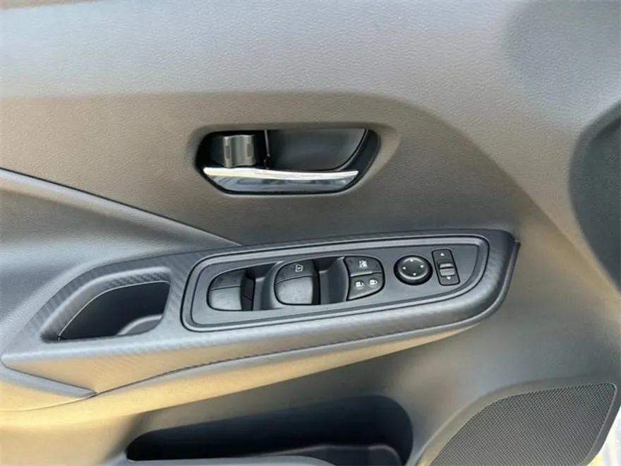 2025 Nissan Versa 1.6 SV photo 11