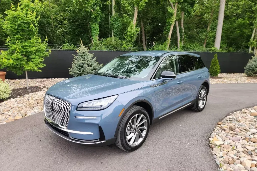 2023 Lincoln Corsair Standard photo 1