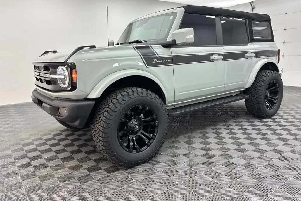 2023 Ford Bronco Outer Banks photo 1