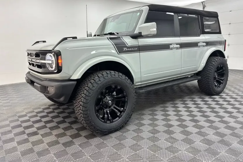 2023 Ford Bronco Outer Banks photo 1
