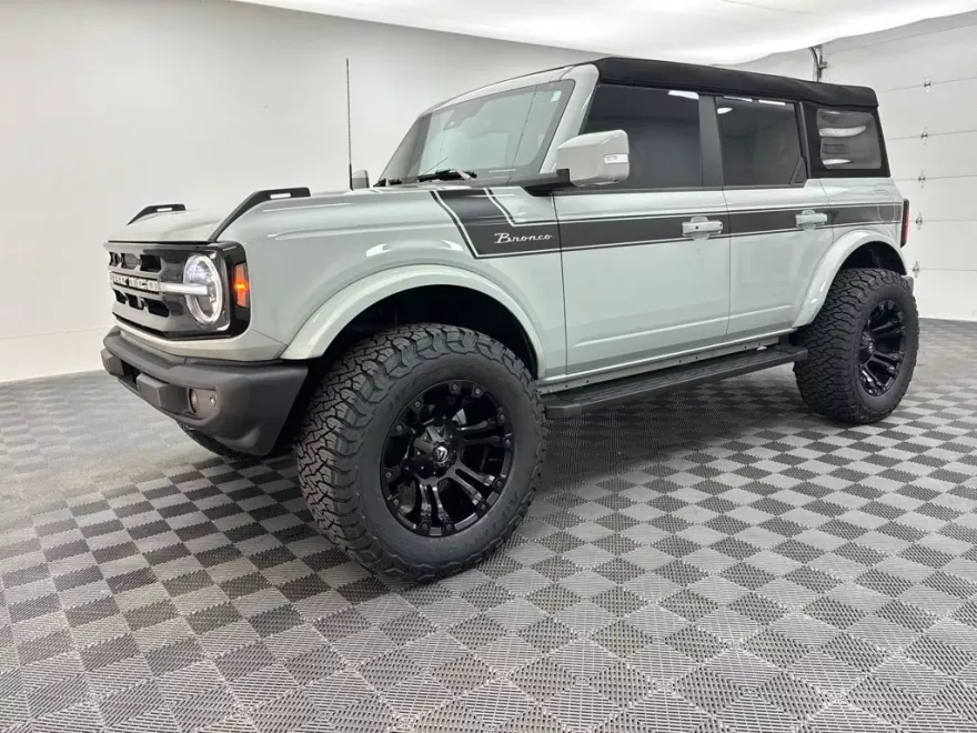 2023 Ford Bronco Outer Banks photo 1