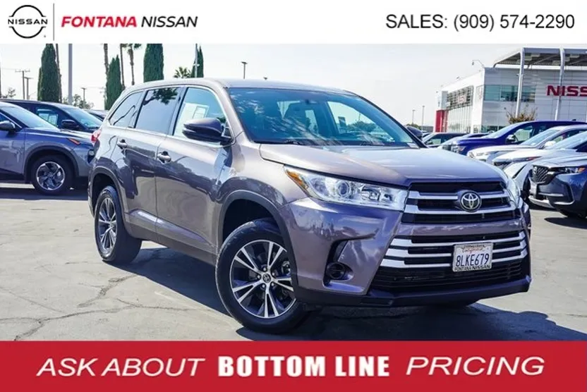 2019 Toyota Highlander LE photo 1