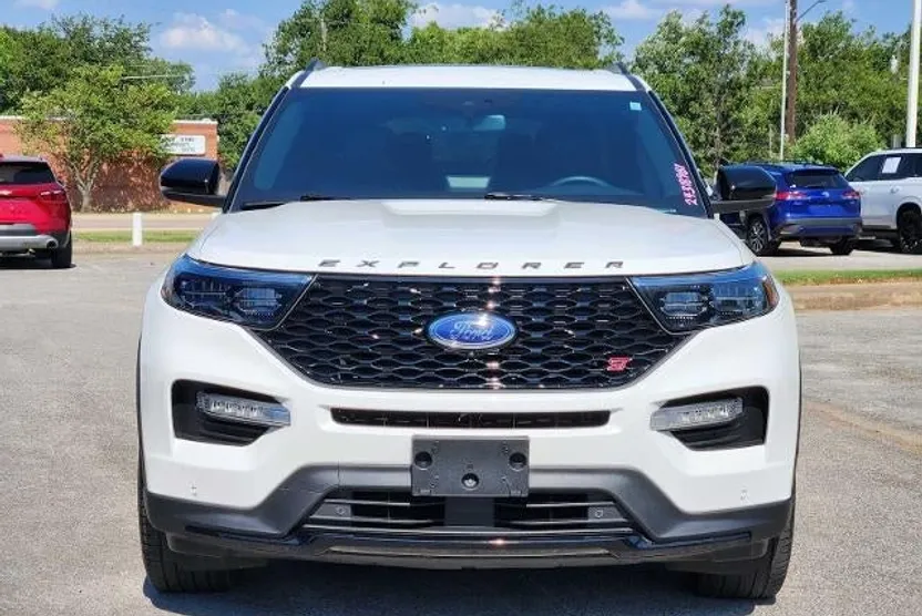 2023 Ford Explorer ST photo 1