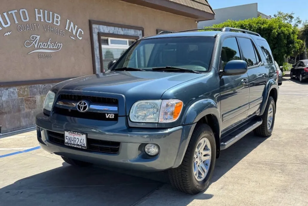 2005 Toyota Sequoia SR5 photo 1