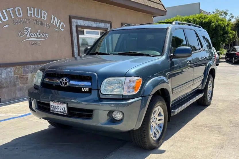 2005 Toyota Sequoia SR5 photo 1