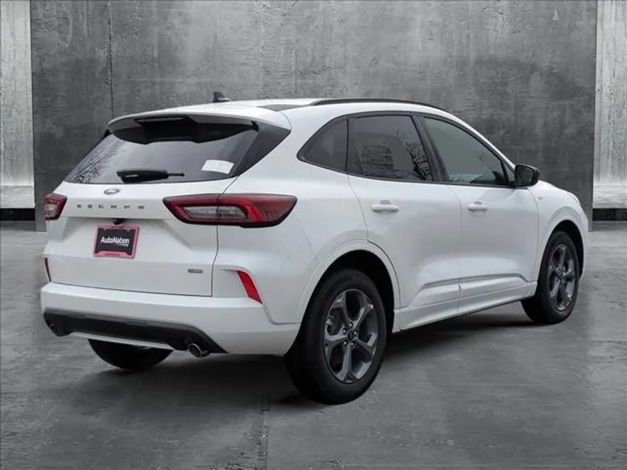 2024 Ford Escape ST-Line photo 2
