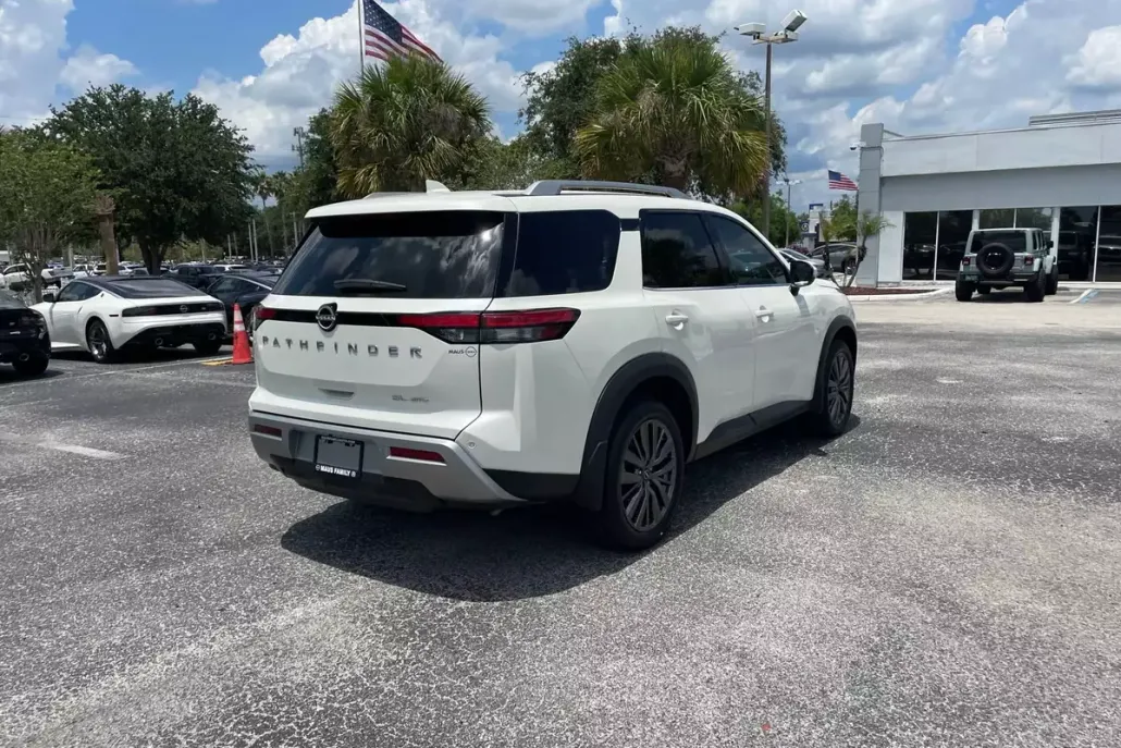 2024 Nissan Pathfinder SL photo 1